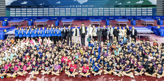 5일부터 양일간 열린 '제3회 일우배 전국 탁구대회'에서 조원태 한진그룹 회장(가운데)와 주요 관계자들이 선수들과 기념 촬영하고 있다. 한진그룹 제공